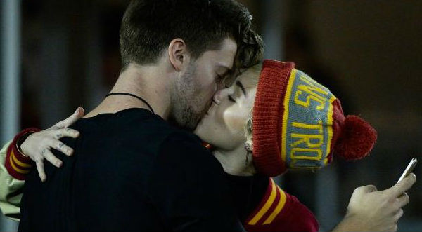 Miley Cyrus se luce en topless con su novio en la playa- FOTOS