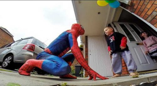 Emotivo: Se disfrazó de Spiderman como regalo de cumpleaños para su hijo con cáncer – VIDEO