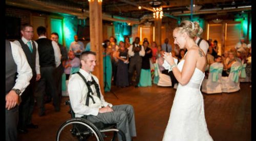 Conmovedor: Hombre parapléjico baila con su novia de pie el día de su boda – FOTOS