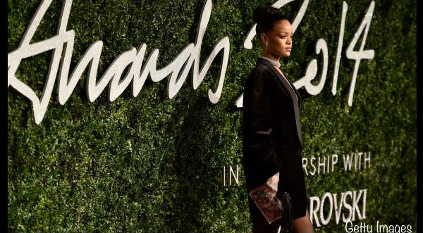 Rihanna asiste a una premiación usando solo un sexy saco- FOTOS