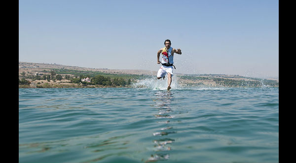 ¡Impresionante! Un hombre camina sobre un lago sin ningún truco de magia  – VIDEO