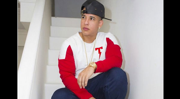 Checa a Daddy Yankee cantando conocida salsa- VIDEO