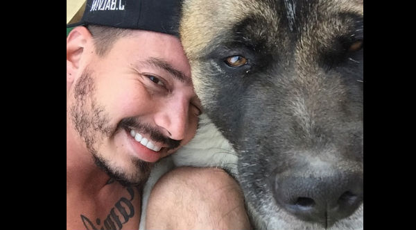 Checa cómo J Balvin hace las ‘pases’ con Enzo, su mascota- VIDEO