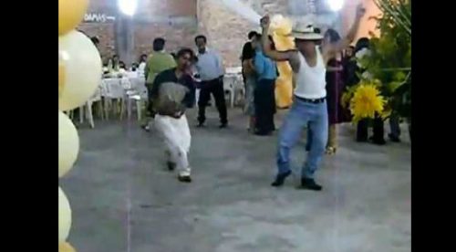 Estos hombres se pasaron de copas y fueron la atracción de la fiesta con singular baile – VIDEO