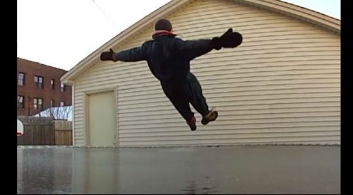 ¿Sabes qué ocurre si brincas sobre un trampolín congelado? – VIDEO