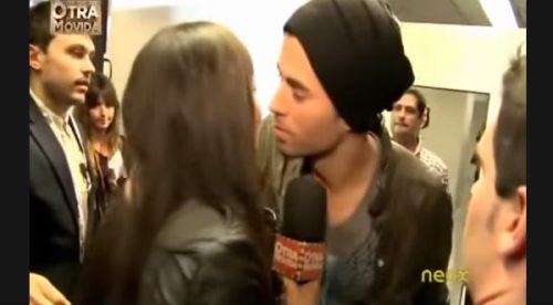 Reportera rechazó beso de Enrique Iglesias- VIDEO