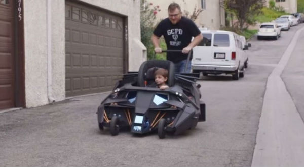 Checa este asombroso coche para bebé inspirado en el ‘batimovil’ de Batman – VIDEO