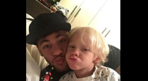Neymar enseña a jugar fútbol a su hijo Davi Lucca – VIDEO