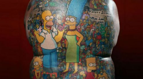 Fanático de los Simpson tiene más de 200 tatuajes de los personajes de la serie – VIDEO