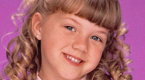 Checa cómo luce Stephanie Tanner de ‘Tres por Tres’- FOTOS