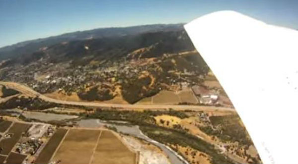 ¡Increíble! Cámara cayó de un avión y esto es lo que grabó – VIDEO