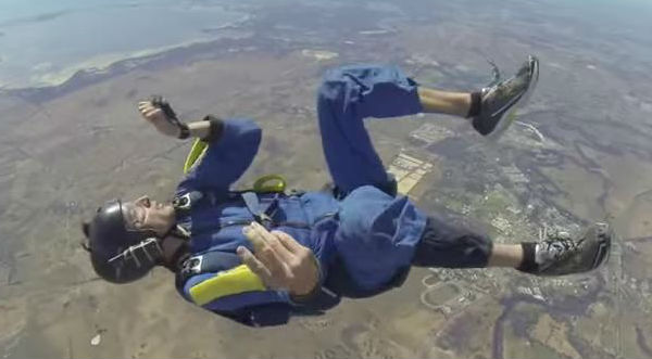 ¡El susto de su vida! Hombre sufre ataque mientras cae en paracaídas – VIDEO