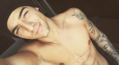 Checa cómo se ríe la mamá de Maluma porque el cantante no sabe hacer ‘globitos’ de chicle