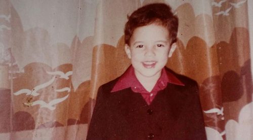 Descubre quién es el tierno niño que ahora es un reconocido cantante – FOTOS