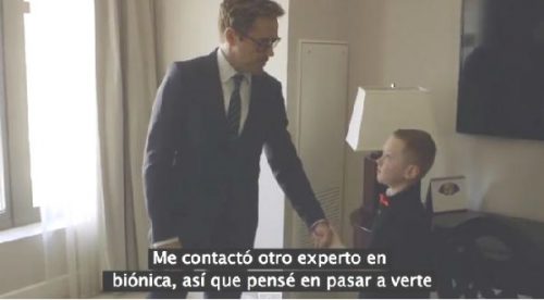 ¡Gran gesto! Iron Man le regala brazo biónico a niño discapacitado – VIDEO