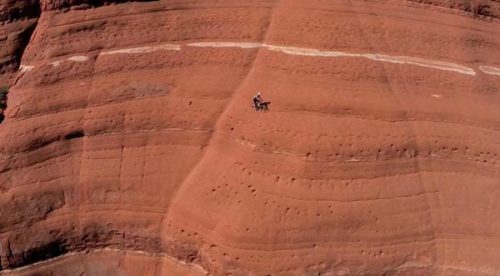 ¡Extremo! Ciclista arriesga su vida al manejar sobre una montaña – VIDEO