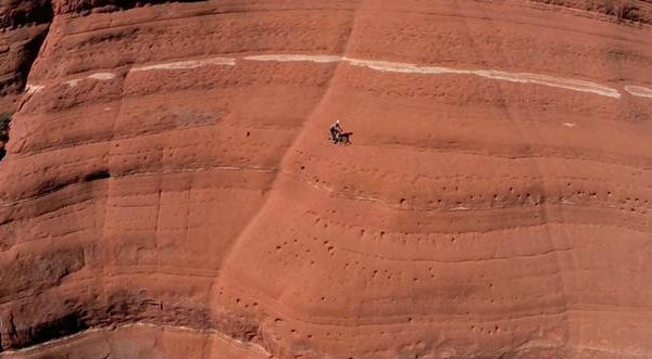 ¡Extremo! Ciclista arriesga su vida al manejar sobre una montaña – VIDEO