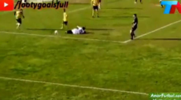 ¡De locos! Jugador se cae solo y arbitro cobra penal – VIDEO