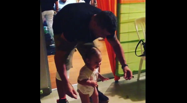 ¡Qué tierno! Checa al pequeño Liam bailar al ritmo de ‘El Taxi’ – VIDEO