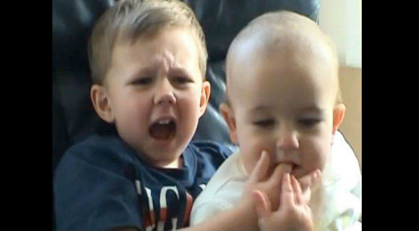 ¿Recuerdas el viral de ‘Charlie Bit My Finger’? Así lucen hoy sus protagonistas – VIDEO