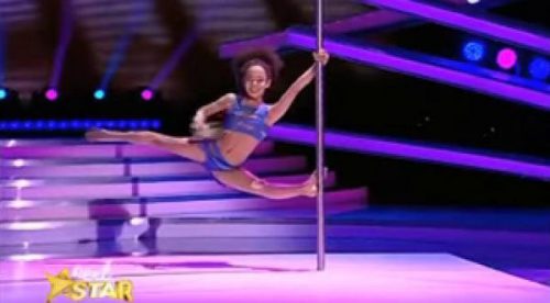 ¡Increíble! Niña sorprende con su talento para el ‘pole dance’ – VIDEO