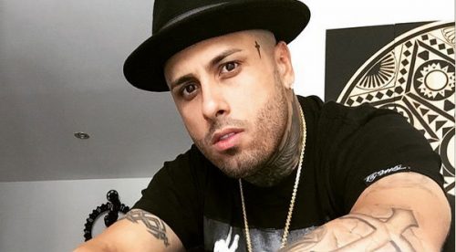 ¡Todo un capo! Nicky Jam sorprende con trucos de magia – VIDEO