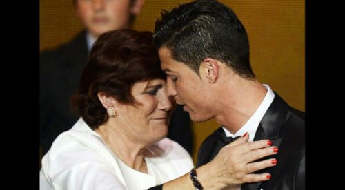 ¡Muy tiernos! Mira estas postales de futbolistas con sus mamás – FOTOS