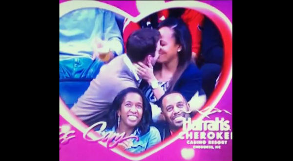 ¡Eso es mala suerte! Terminan bañados en cerveza por culpa de la ‘Kiss Cam’ – VIDEO