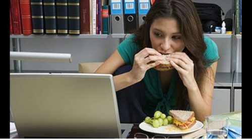 ¿Te gusta comer frente a la computadora? Razones para dejar de hacerlo