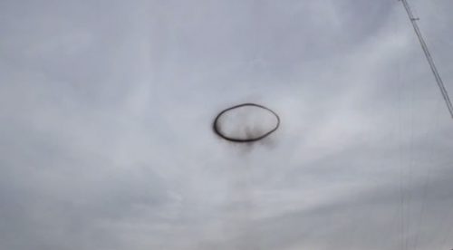 ¿Se abrió el cielo? ¿Un OVNI? Anillo negro causó asombro en Argentina – VIDEO