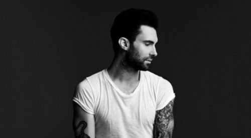 Adam Levine se desnuda en nuevo videoclip de Marron 5 – VIDEO