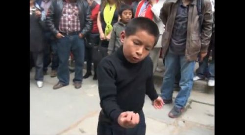 ¡Aplausos para este niño! Recita poema de César Vallejo con mucha pasión – VIDEO