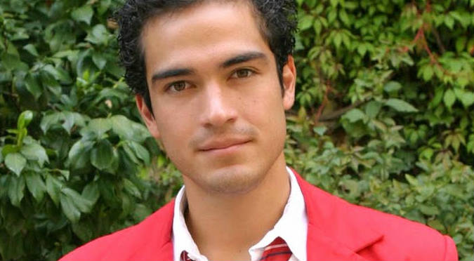 Alfonso Herrera, exintegrante de RBD causa alboroto por besarse con un hombre- FOTOS