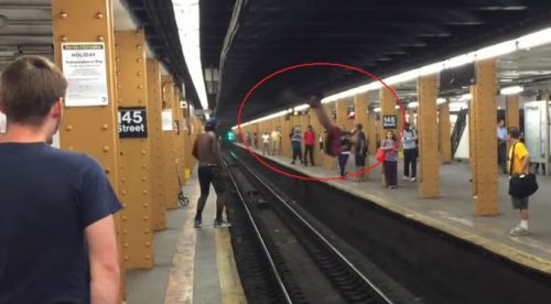 ¡Eso duele! Quiso saltar sobre los rieles del tren, pero aterriza con su… – VIDEO