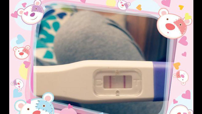 ¿De quién es este test de embarazo que indica positivo?