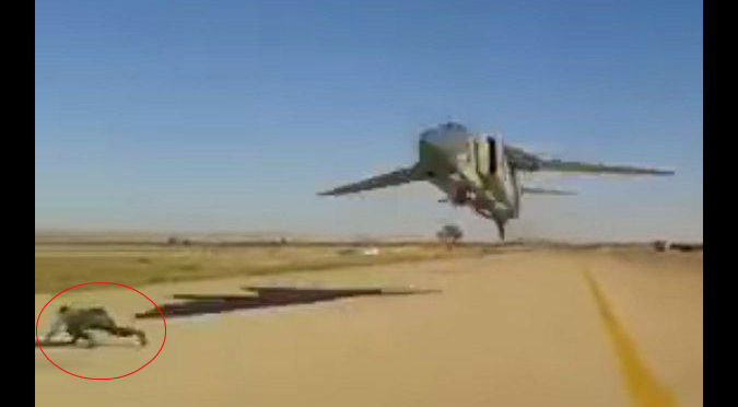 ¡Temerario! Avión casi decapita a un hombre que se le acercó demasiado – VIDEO
