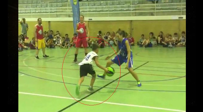 No vas a creer la increíble jugada de básquet que hizo este niño – VIDEO