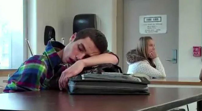 Alumno se quedó dormido en clase y su profesor le hizo una genial broma – VIDEO