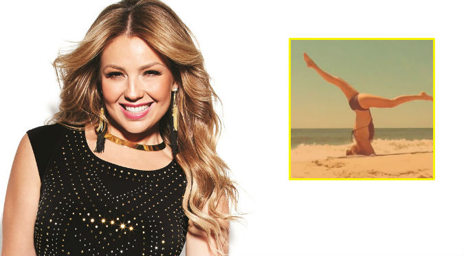 Thalia sorprende con postura de yoga en la playa – VIDEO