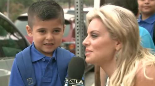 ¡Qué mala! Este niño estaba muy feliz hasta que la reportera le preguntó por… – VIDEO