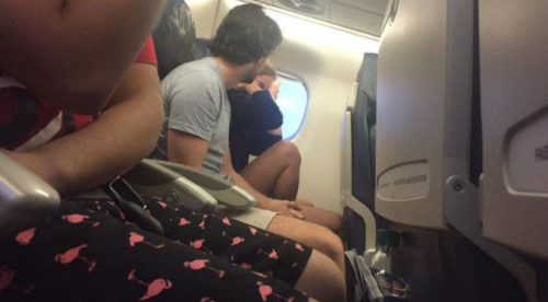 Chica tuiteó ‘en vivo y en directo’ la ruptura de una pareja en avión