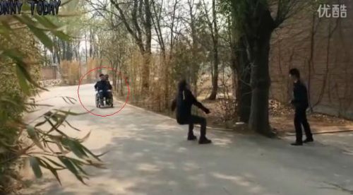 ¡Milagro! En plena broma hombre en silla de ruedas vuelve a caminar – VIDEO