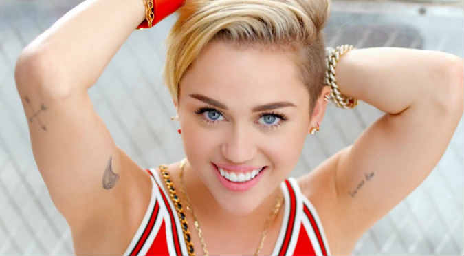 Miley Cyrus se disfraza de reportera y alborota las calles – VIDEO