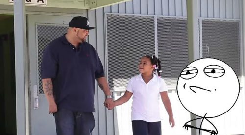 ¡Padre ejemplar! Le hacían bullying a su hija y el tuvo esta genial idea – VIDEO