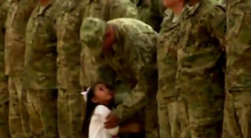 ¡Te hará llorar! Niña no soportó más y corrió a abrazar a su papá soldado – VIDEO