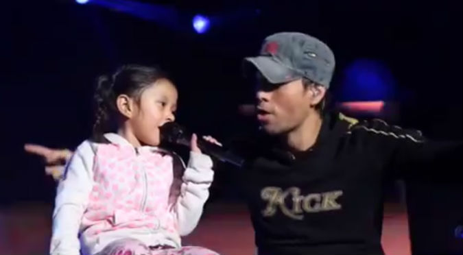 ¡Conmovedor! Enrique Iglesias cantó con una niña durante su concierto – VIDEO
