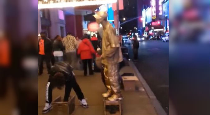 ¡Eso le pasa por vivo! Quiso robarle a una estatua humana, pero no imaginó que… – VIDEO