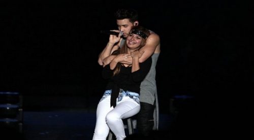 Al mismo estilo de Maluma: Prince Royce dio tremendo beso a fanática peruana