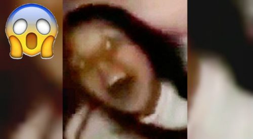 ¡Aterrador! Mujer ‘poseída’ atacó a un grupo de personas – VIDEO