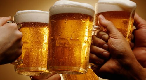 ¡¿DÓNDE FIRMO?! Ofrecen 12 mil dólares por viajar por el mundo y tomar cervezas